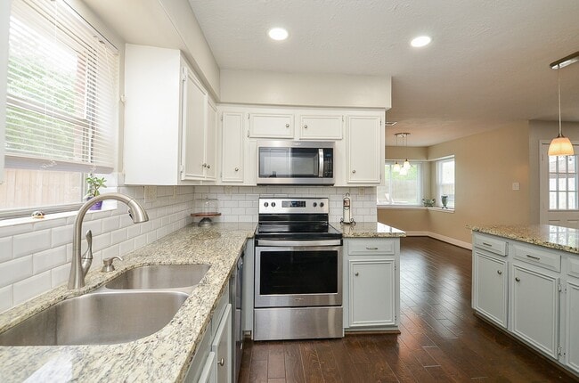 Building Photo - 2019 Briarlee Dr