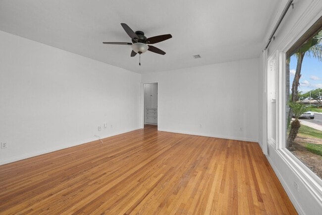 Building Photo - Dual private outdoor spaces!