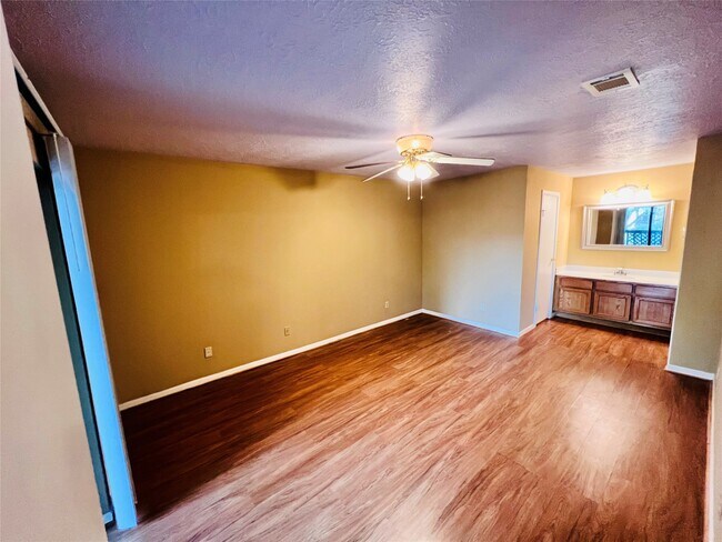 Building Photo - 12755 Mill Ridge Dr