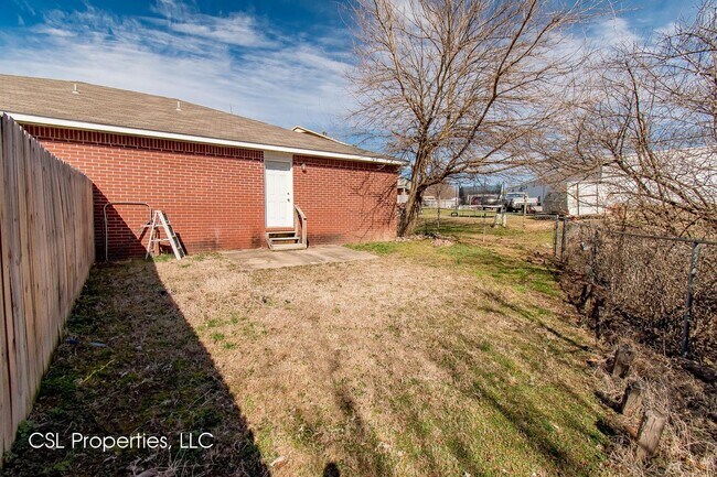 Building Photo - Samantha 5909