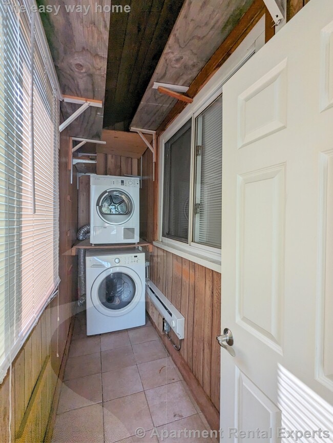 Building Photo - 322 Lowell St