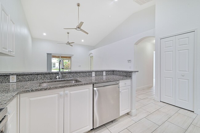 Building Photo - ** Rarely Available  ~ 3/2 Duplex W/ 2 Car Garage ~ Updated **