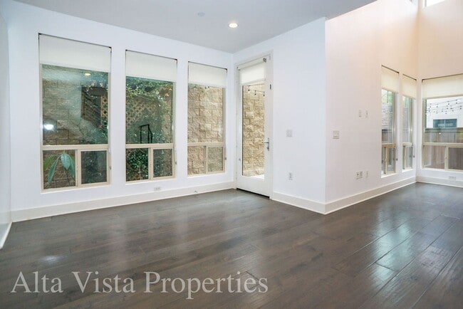 Building Photo - Beautiful Townhome centrally located in Mi...