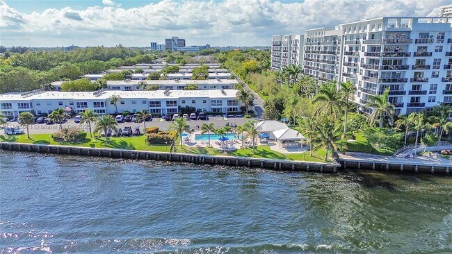 Building Photo - 6385 Bay Club Dr