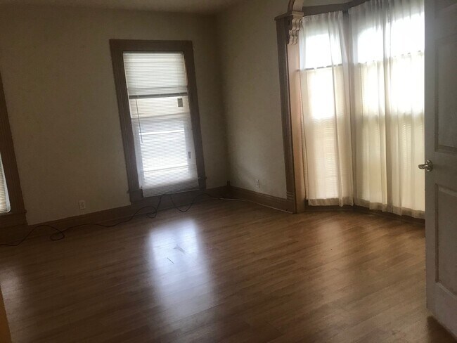 Building Photo - Downstairs unit....1 Bedroom 1 Bath