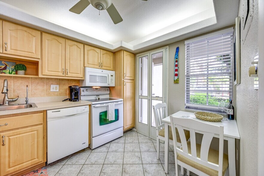 Building Photo - 745 W Country Club Dr