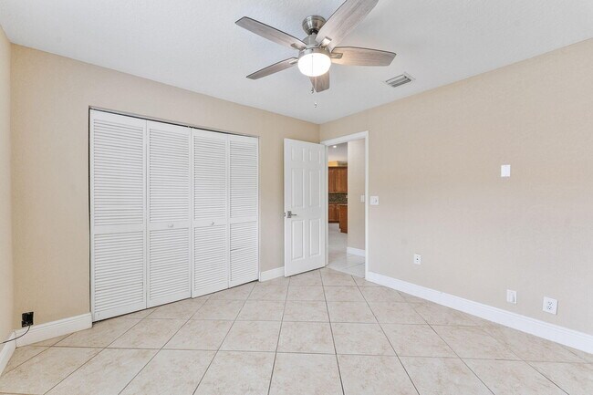 Building Photo - 4868 Kensington Cir