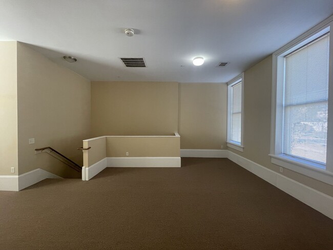 Building Photo - Loft Style One Bedroom Apartment in Great ...