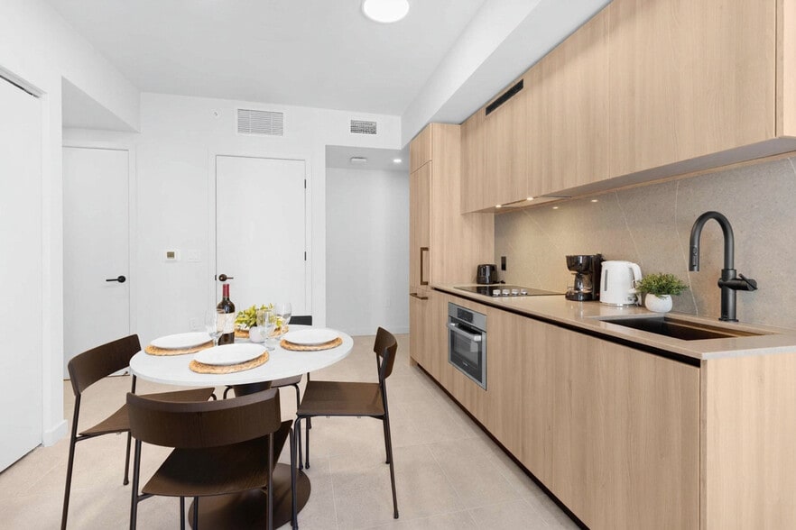 Building Photo - 501 NE 1st Ave