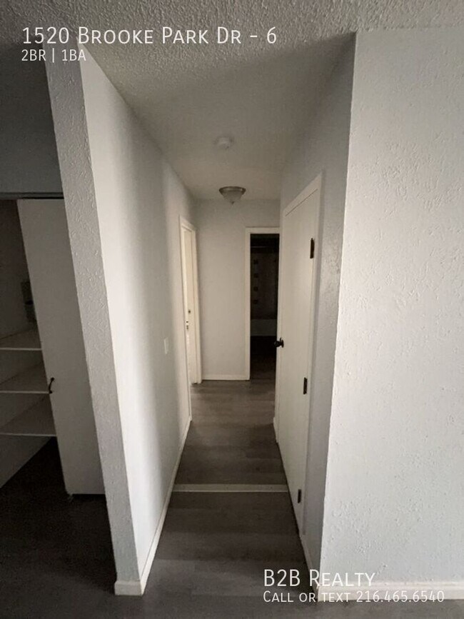 Building Photo - 1520 Brooke Park Dr