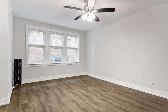 Building Photo - 1521 W Sherwin Ave