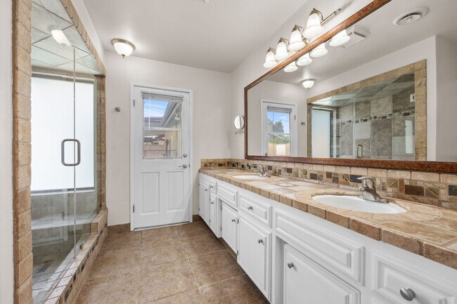 Building Photo - 605 N El Rio Dr