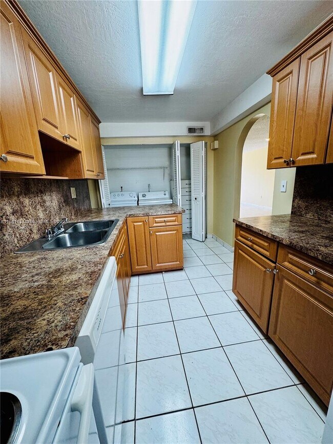 Building Photo - 6312 SW 139th Ct