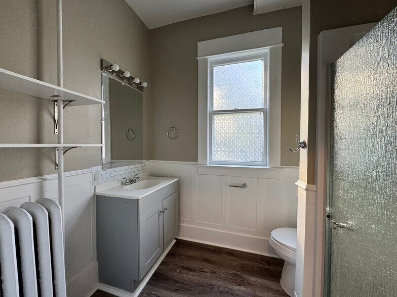 Bathroom - 606 Woods Ave SW