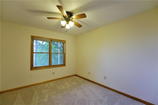 Building Photo - 127 Columbine Dr