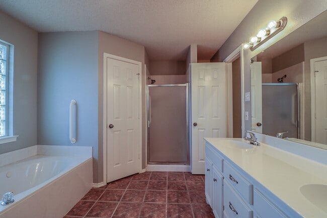 Building Photo - Enchanting 4-Bedroom in Northwest Lubbock