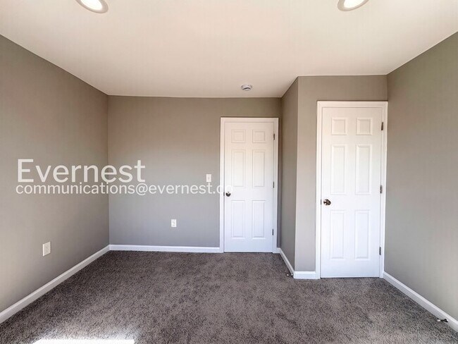 Building Photo - 3 Bed/1.5 Bath Townhome with fenced yard and deck/ Available Now!