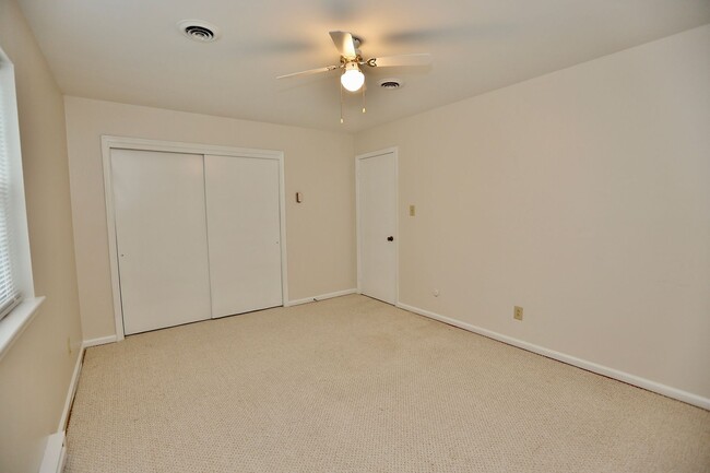 Building Photo - Waterfront Ranch Home - Excellent School Z...