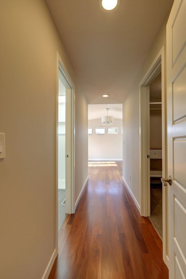 Building Photo - Beautifully Remodeled 4bd, 1.75ba Rambler Available in the Heart of Bellevue.