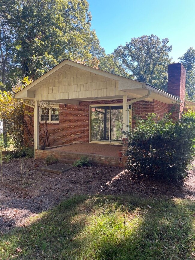 Building Photo - 2569 Lake Forest Dr