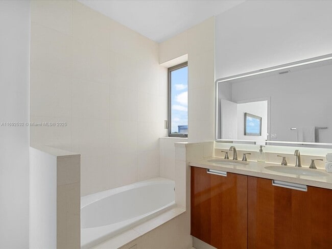 Building Photo - 155 N Shore Dr