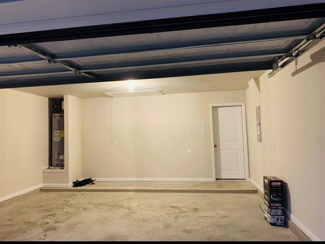 Building Photo - 808 Fallbrook Dr