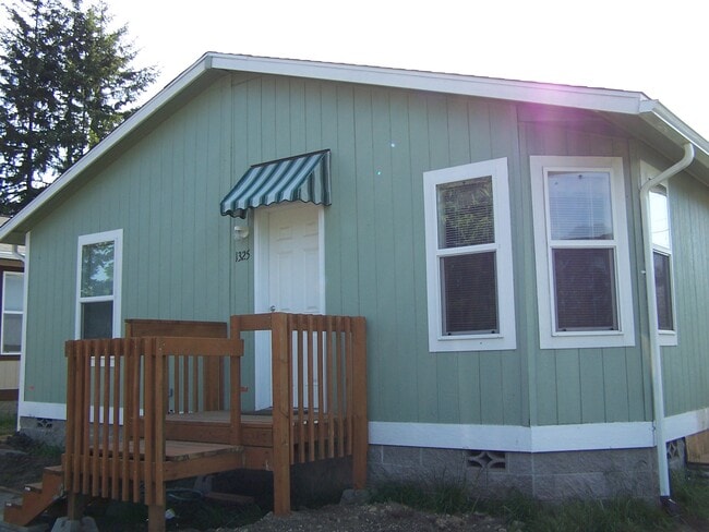 Building Photo - 1325 Cresent Ave