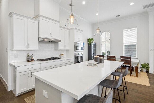 Building Photo - 3302 W 12th St