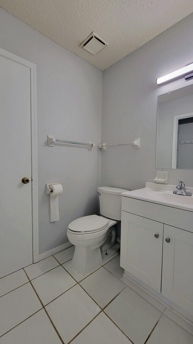 Building Photo - 1223 Redwood Ln