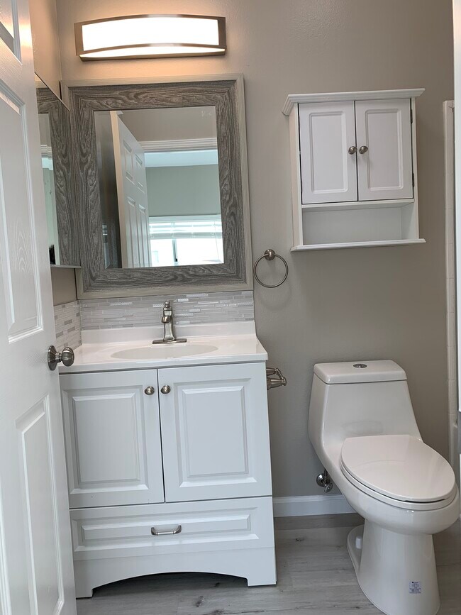 Building Photo - 15153 Burbank Blvd