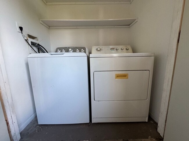 Building Photo - Large 1 bedroom Condo on Second Floor Over...