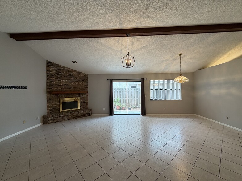 Building Photo - 3 Bed/2 Bath