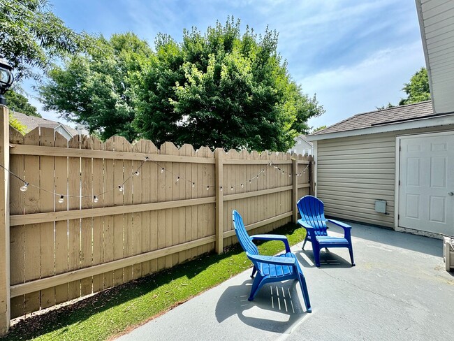 Building Photo - 2-Bedroom Condo Ready 08-01-24! Community ...