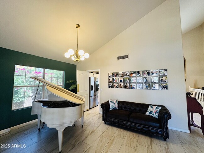 Building Photo - 727 W Mendoza Cir