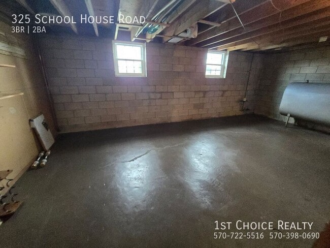 Building Photo - 325 Schoolhouse Rd
