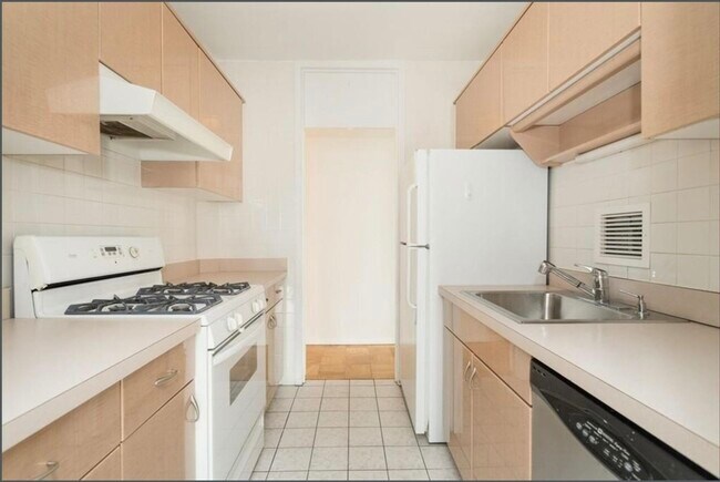 Building Photo - 65 E India Row
