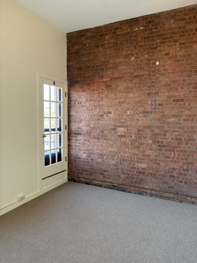 Building Photo - UPSCALE 2-BEDROOM WITH PRIVATE BALCONY!