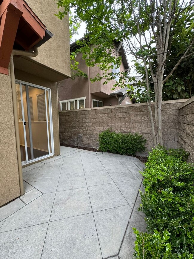 Building Photo - Modern 3 Bed | 2.5 Bath Home in Tustin Field