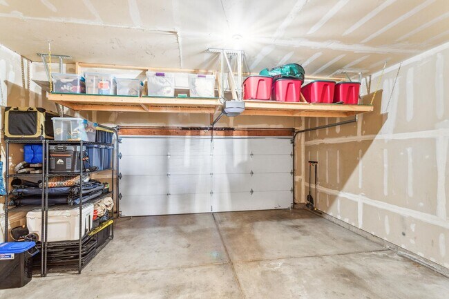 Building Photo - 3 Bedroom, 3 Bth Townhome with 2 Car Garage