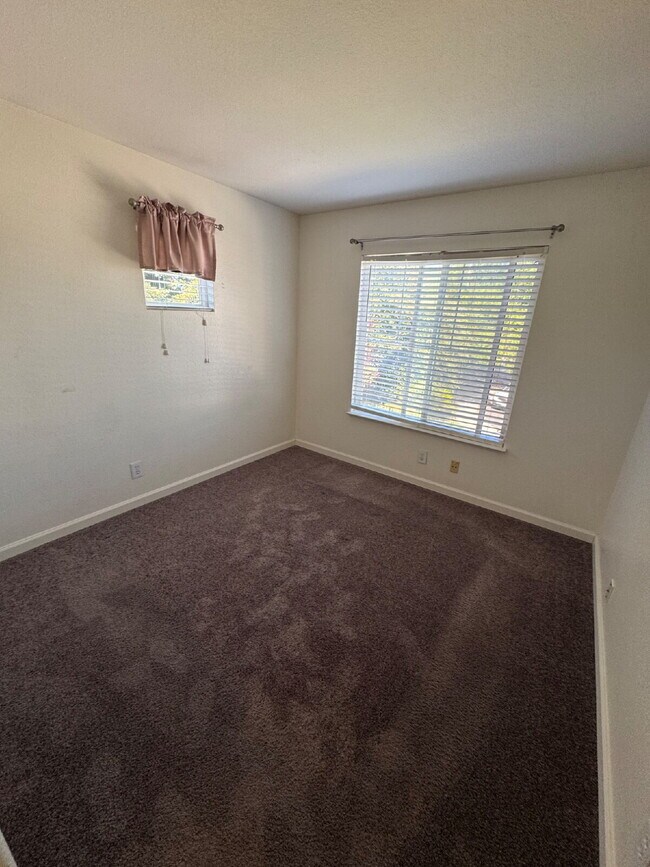 Building Photo - Gorgeous 3 Bedroom, 2 1/2 Bathroom Home in Perfect Brentwood Location