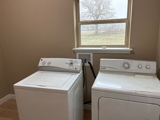 Building Photo - 5BR/3BA w/ Front Yard + Assigned Parking in Kingsbury, TX