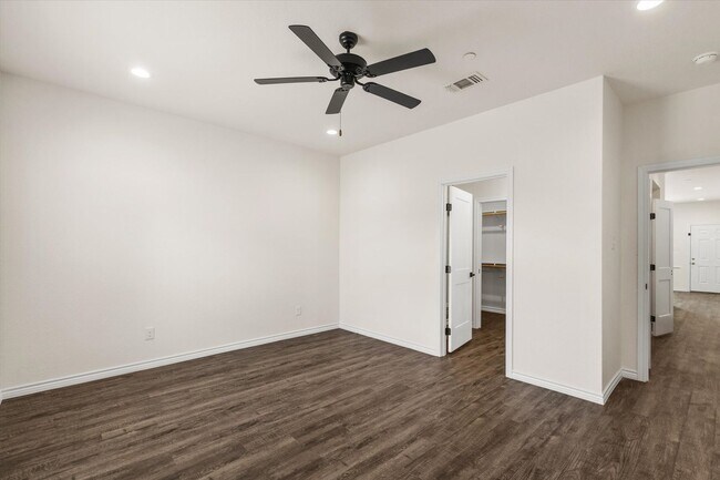 Building Photo - 1402 Courtney Pl
