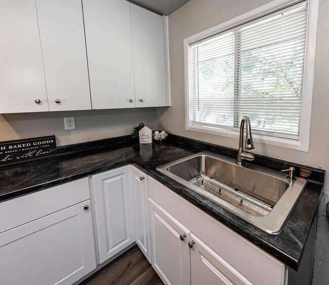 Building Photo - Newly Remodeled 3 Bedroom Home in Central Location