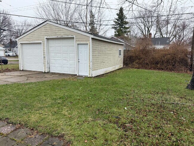 Building Photo - 3-Bedroom Home with Gleaming Hardwood Floors in Harper Woods!