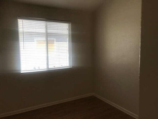 Building Photo - Fantastic 2nd floor condo - 2 bedroom, 2 bath, 1 car garage!