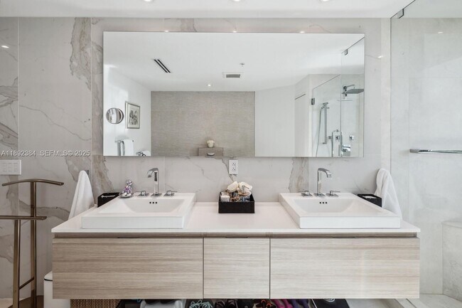 Building Photo - 17111 Biscayne Blvd