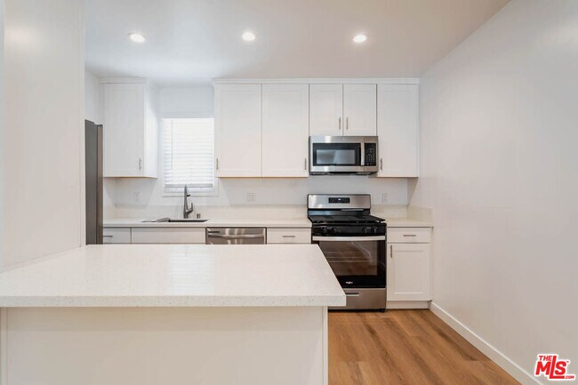 Building Photo - 815 W Glenoaks Blvd