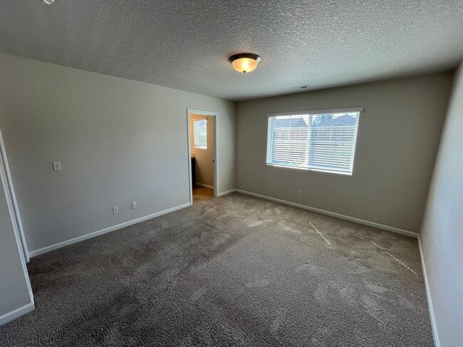 Building Photo - Three Bedroom House in SE Bend