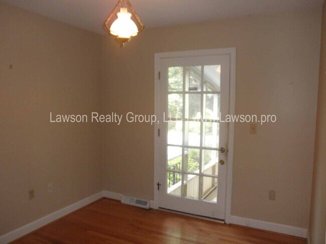 Building Photo - Conveniently Located, Spacious Salem Home