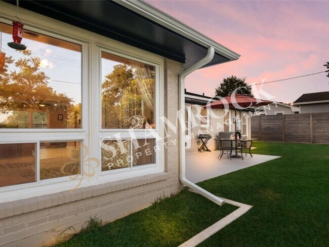 Building Photo - Beautifully Updated 3/2 Home in Prime Location